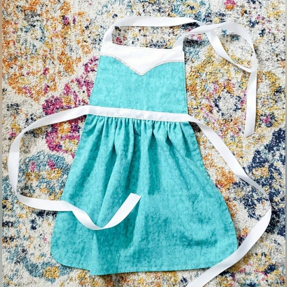 Anna and Elsa apron dresses - Picture 2 of 2